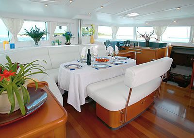 salon catamarán en Gijón. Alquiler barco en Gijón