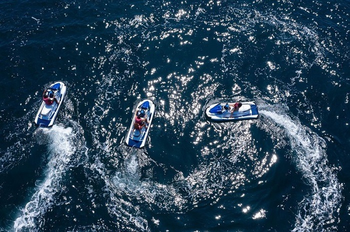 navegar las olas del cantábrico en motos de agua